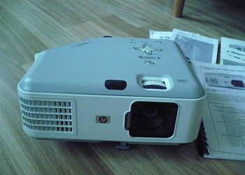 Rzutnik multimedialny, torba, okablowanie, dokumenty