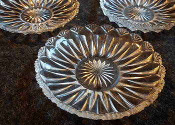 Trzy szklane talerzyki