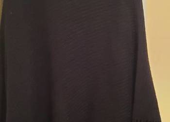 Dzianinowe ponczo z frędzlami na każdą sylwetkę.