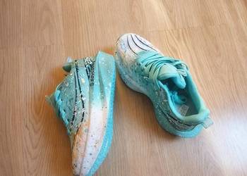 Damskie buty do biegania – lekkie | płytka węglowa | etui