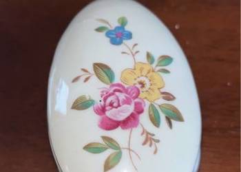 Puzderko. Biała  porcelana. Z kwiatami .