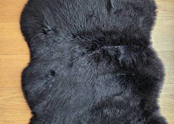 Czarny puszysty dywanik