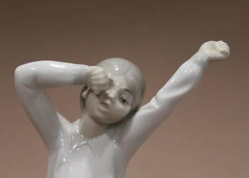 Porcelanowa figurka ,, zmęczona dziewczynka '' Zaphir