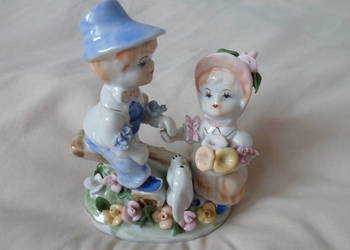 Porcelanowa figurka chłopiec i dziewczynka na huśtawce z zajączkiem vintage