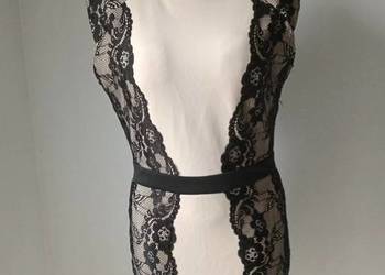 Beżowa Sukienka wyszywana czarną koronką kwiaty ołówkowa z tyłu zasówana na