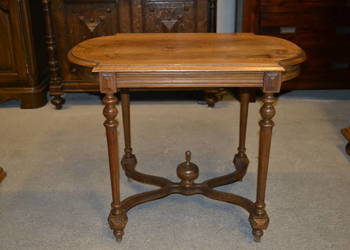 stolik francuski .orzech