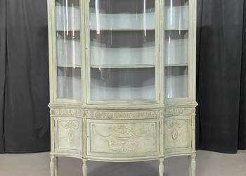 Witryna ludwikowska, półokrągłe szyby, pastelowa zieleń