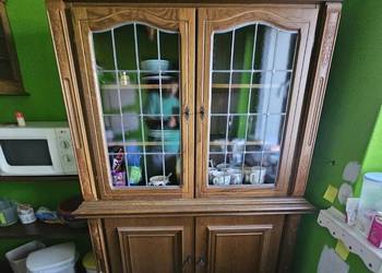 Dębowa witryna z komodą