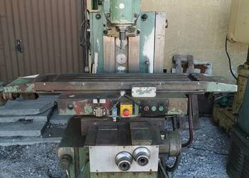 Frezarka uniwersalna do metalu bułgarska FU251 z bogatym osprzętem