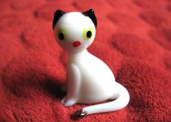 Kot - biały kotek, zielone oczka - szkło - 4 x 3 x 2 cm