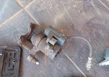 ZACISK ELEKTRYCZNY LEWY TYŁ TYLNY AUDI A3 8V 5Q0615405