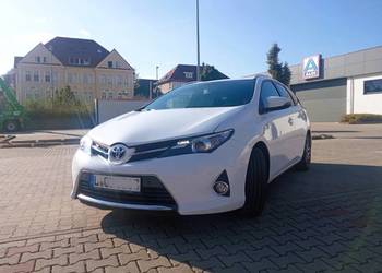 Sprzedam Toyotę Auris hybrid kombi 2015