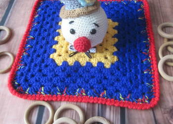 Szydełkowy mały kocyk amigurumi- przytulanka- uspokajacz-Klown Franek