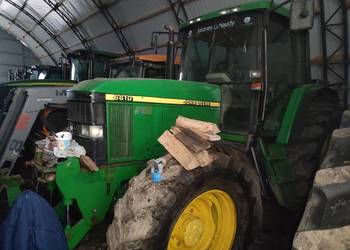 Ciągnik rolniczy John Deere z ładowaczem lub bez