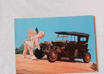 Pocztówka o tematyce bajkowej, lalka i samochodzik. KAW, 1977 r.
