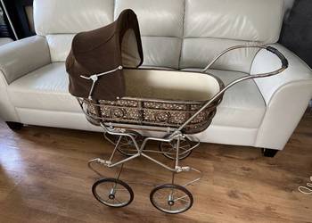 Stary wózek dla lalek lub małych dzieci