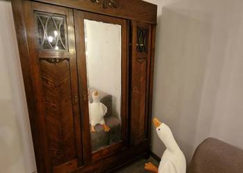 Stara drewniana szafa z lustrem – solidna, z charakterem