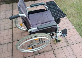 Wózek inwalidzki oraz chodzik balkonik