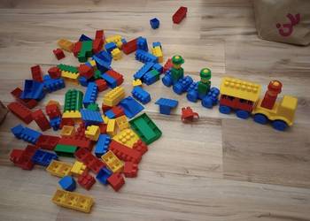 Klocki i tory z pociągiem na baterie