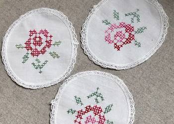 Zestaw trzech okrągłych serwetek vintage retro haft róża