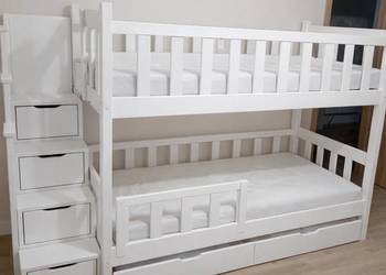 Łóżko piętrowe drewniane ze schodami