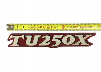 NAKLEJKA "TU 250 X" NA LEWY BOCZEK SUZUKI TU250X 1997-1999 6813125D20H1R