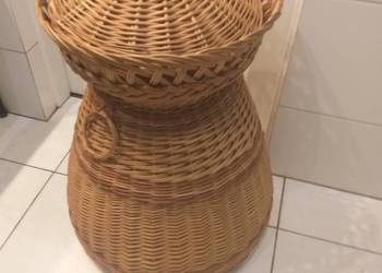 Fajny kosz wiklinowy na bieliznę w stylu Boho