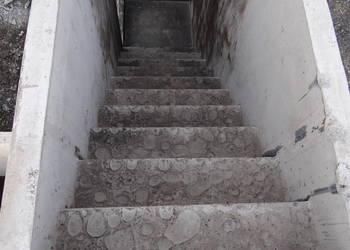 Schody betonowe głębokie do piwnicy z płaskim dachem schronu bunkru