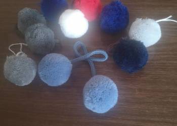 Sprzedam pompony do czapek pojedyńcze i na sznurku.