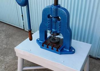 Prasa ręczna śrubowa balansowa z podstawą LOFT