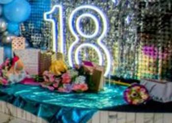 18 neon ,napis, ledy. Osiemnastka, urodziny, okazja. Piękny efekt ! Ścianka