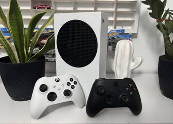 Xbox series s + dwa pady