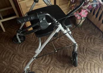 chodzik dla starszej osoby