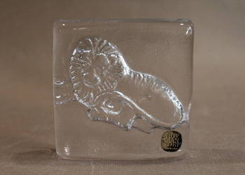 Szklany przycisk do papiery z lwem nr 1099
