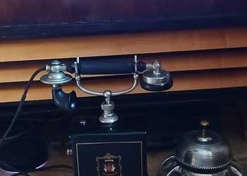 Stary stylowy telefon na korbę