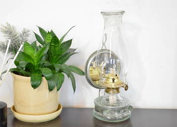 lampa naftowa stara wisząca lub stojąca z lusterkiem