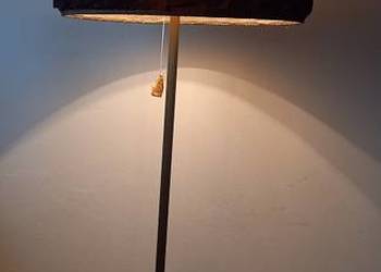 Wysoka, mosiężna lampa podłogowa z abażurem