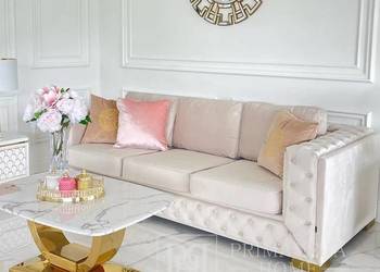 Nowoczesna sofa beżowa pikowana do salonu