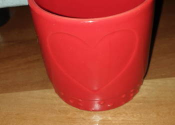 Osłonka, doniczka ceramiczna czerwona  z sercem z jednej strony.