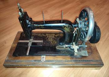 Stara maszyna do szycia firmy "SINGER"