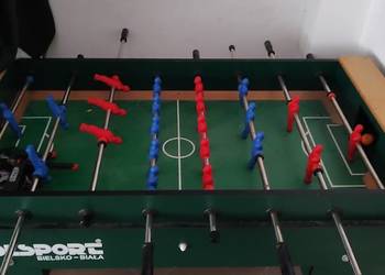 Duży drewniany stół do piłkarzyków