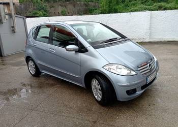 Mercedes a salonowy jedna ręka