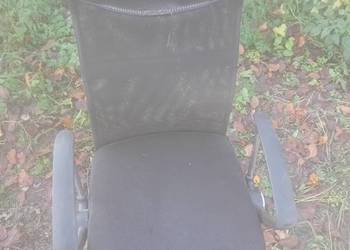 Czarny fotel obrotowy komputerowy obracany do biurka