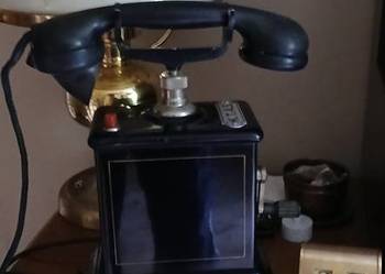 Stary telefon na korbke