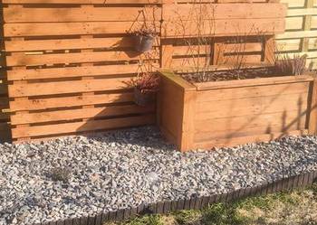 Drewniana skrzynia ogrodowa z donicami i drabinką z palet