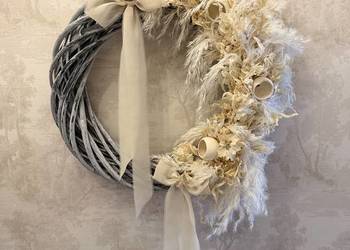Elegancki wianek na drzwi