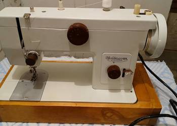 Sprzedam maszynę do szycia .