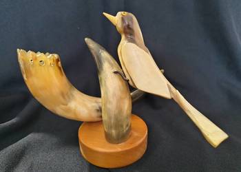 Rzeźba z bawolich rogów. Podstawa z drewna.