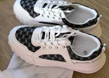 Trampki na grubym klinie.