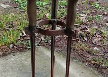 Zabytkowy świecznik wykonany z rękojeści szpady